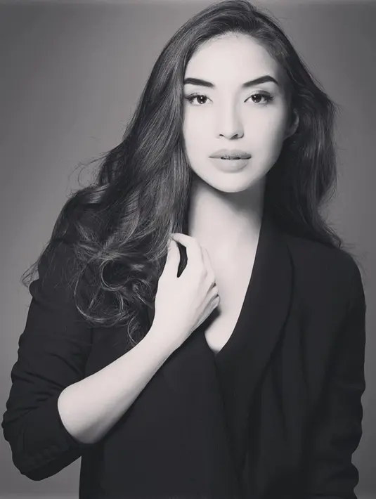 Manohara berpenampilan bak wanita karier kala memakai blazer hitam bernuansa black & white dalam pemotretan tersebut. (Liputan6.com/IG/@manodelia)
