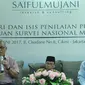 Sosiolog dari Universitas Indonesia, Tamrin Amal Tomagola (kiri) didampingi KH. Masdar F. Mas’udi (tengah) dan Saiful Mujani memberikan pemaparan dalam acara temuan survei terkait ISIS, Jakarta, Minggu (4/6). (Liputan6.com/Helmi Afandi)