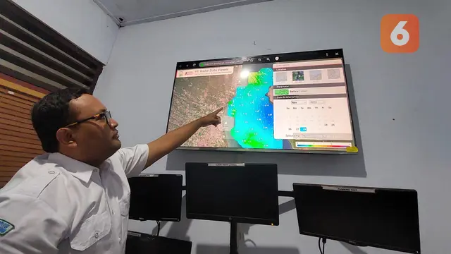 Prekirawan BMKG Banyuwangi I Gede Purbawa tunjukan kondisi cuaca di wilayah Banyuwangi dan sekitarnya (Hermawan Arifianto/Liputan6.com)