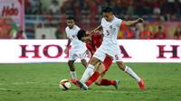 Pemain Timnas Indonesia, Rizky Ridho (kanan) berusaha merebut bola dari pemain Timnas Vietnam, Nguyen Dinh Bac pada laga Grup F Kualifikasi Piala Dunia 2026 di My Dinh Stadium, Vietnam, Selasa (26/03/2024). (Dok.PSSI)