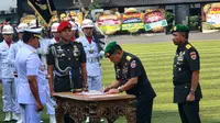 Jenderal Agus Subiyanto melakukan serahterima jabatan usai dilantik menjadi Kepala Staf Angkatan Darat (Kasad) menggantikan Jenderal Dudung Abdurachman pada Jumat, (27/10/2023).