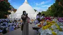 <p>Umat Buddha berdoa selama festival Waisak di Kuil Kelaniya di Kolombo, Sri Lanka, Minggu (15/5/2022). Pihak berwenang Sri Lanka mencabut jam malam nasional pada 15 Mei ketika negara pulau yang kekurangan uang tersebut bersiap untuk merayakan festival Buddha yang penting, dengan perayaan yang diredam oleh krisis keuangan yang semakin memburuk. (Ishara S. KODIKARA / AFP)</p>