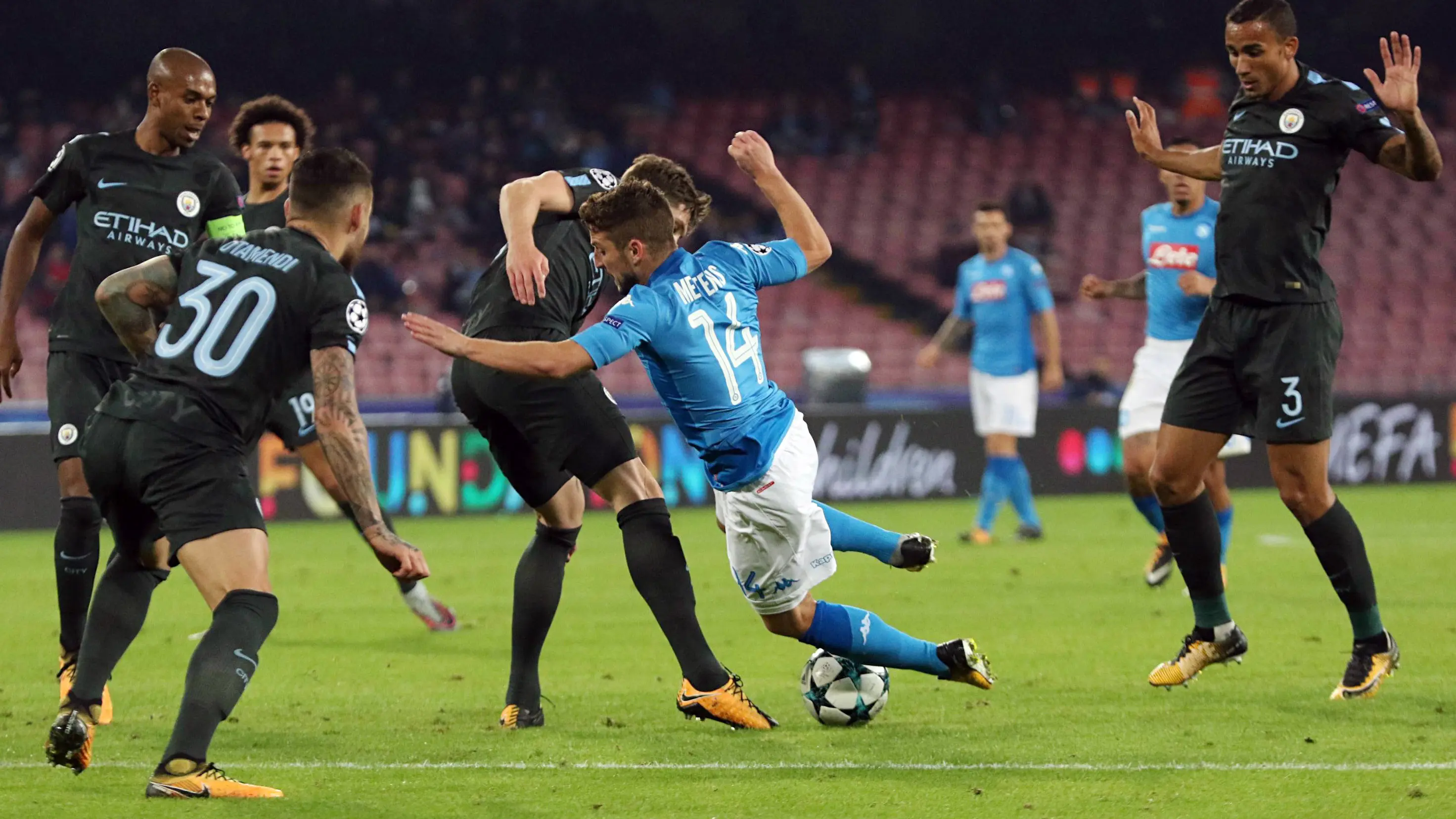 Aksi pemain Napoli, Dries Mertens saat menerobos pertahanan Manchester City pada laga Liga Champions grup F di San Paolo. Napoli kalah 2-4. (AP/Cesare Abbate)