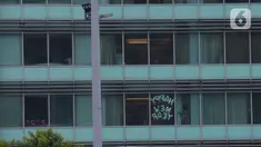 Seorang anak berdiri di jendela salah satu kamar hotel yang dipasangi tulisan “Happy New Year” di Bundaran HI, Jakarta, Kamis (31/12/2020). Hotel menjadi alternatif bagi warga yang untuk merayakan pergantian malam Tahun Baru. (merdeka.com/Imam Buhori)