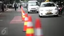 Pembatas jalan mulai dipasang petugas di Jalan Tugu Proklamasi, Jakarta, Senin (23/5/2016). Rekayasa dilakukan mengingat banyak pelanggaran lawan arus di lokasi karena imbas kemacetan di Jl Diponegoro arah RSCM. (Liputan6.com/Faizal Fanani)