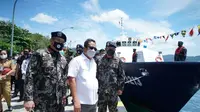 Kementerian Kelautan dan Perikanan (KKP) memberikan satu unit kapal tuna handline yang merupakan barang hasil pengawasan kepada koperasi nelayan, Jumat (08/10/2021)