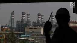 Siluet pekerja terlihat di Unit Pembangkitan Muara Karang, Jakarta, Rabu (31/7/2019). Setiap tahunnya UP Muara Karang berhasil membangkitkan energi listrik rata-rata 7.900 GWh yang disalurkan melalui Saluran Udara Tegangan Tinggi 150 kV ke sistem interkoneksi Jawa Bali (Liputan6.com/Angga Yuniar)