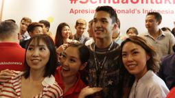 Peraih emas bulutangkis, Jonatan Christie, foto bersama fans saat pemberian apresiasi di Sarinah, Jakarta, Rabu (5/9/2018). Peraih medali dari cabor bulutangkis dan wushu mendapat penghargaan berupa logam mulia. (Bola.com/M Iqbal Ichsan)