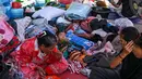 Jumlah ini menjadi angka korban tertinggi sejak pertempuran lima hari pada Juli 2025 lalu. Tampak dalam foto, para pengungsi beristirahat di kamp sementara di provinsi Banteay Meanchey, Kamboja, pada Sabtu 13 Desember 2025, di tengah bentrokan di sepanjang perbatasan Kamboja-Thailand. (TANG CHHIN SOTHY/AFP)