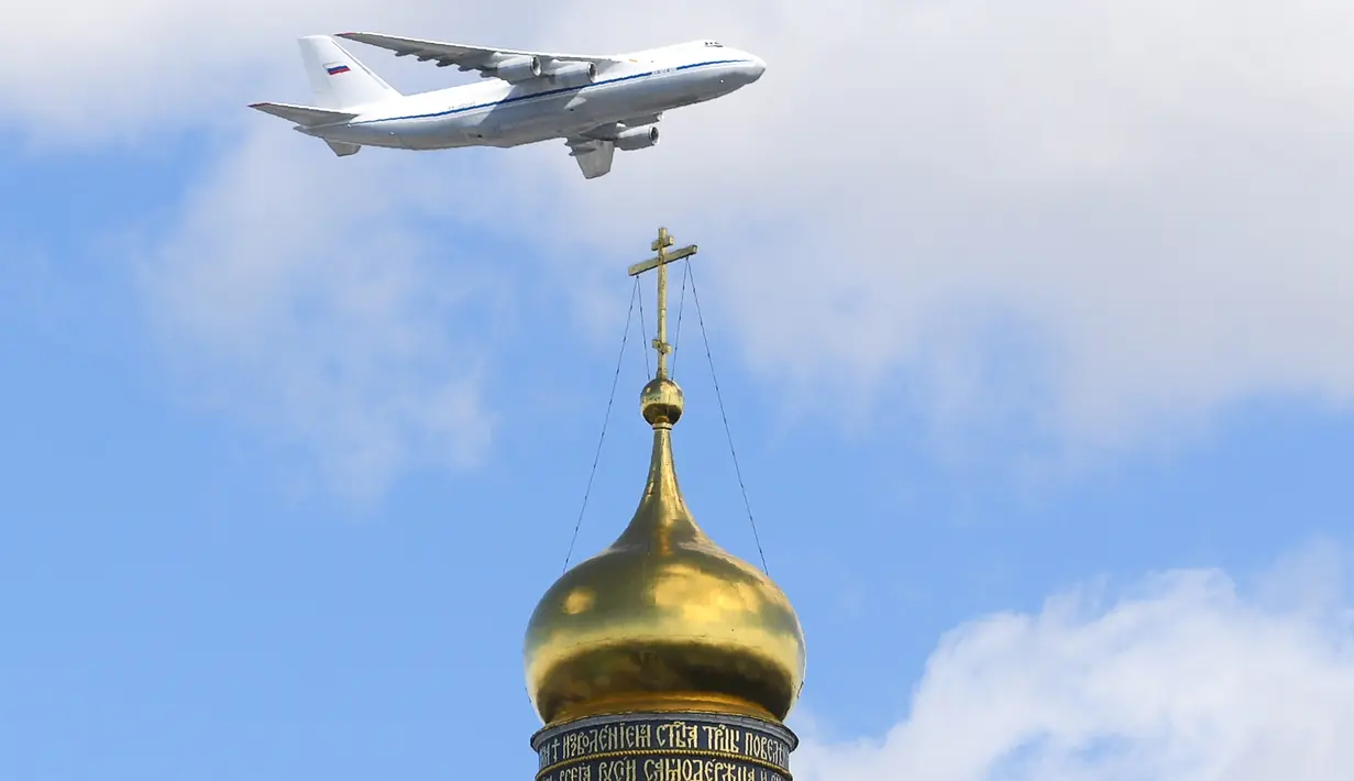 Pesawat tempur Su-25 melepaskan asap dengan warna bendera Rusia saat terbang di atas Ivan the Great Bell Tower di Kremlin saat latihan untuk parade militer Hari Kemenangan di Moskow, Kamis (4/5). (AFP PHOTO / Natalia KOLESNIKOVA)