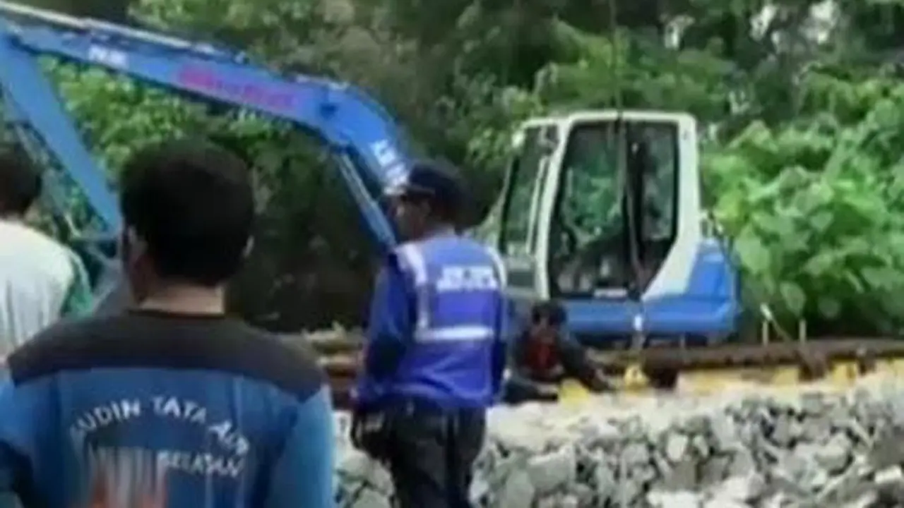 4 Eskavator Diturunkan untuk Keruk Kali Krukut