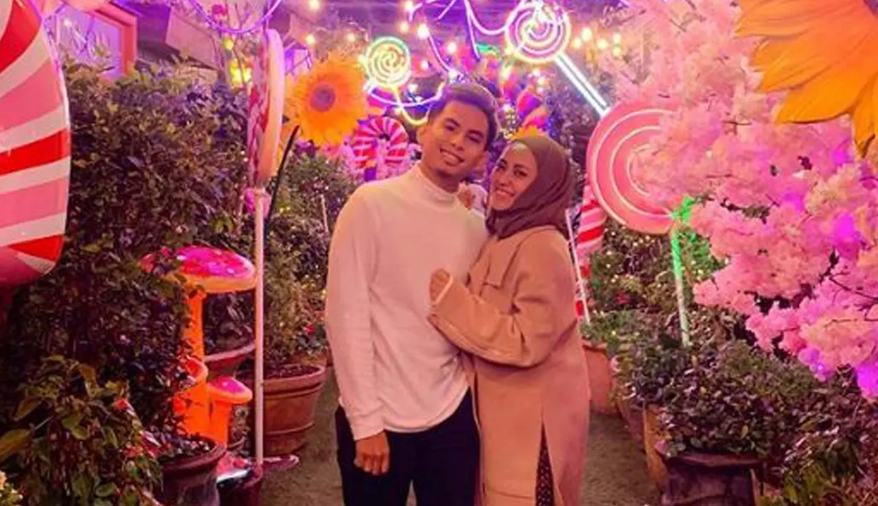Tidak hanya Rachel yang menjadi selebgram dan Niko yang merupakan gitarist band, keduanya juga memiliki usaha rumah makan Sate Taichan Goreng dan Rumah Sedep. (Liputan6.com/IG/@rachelvennya)