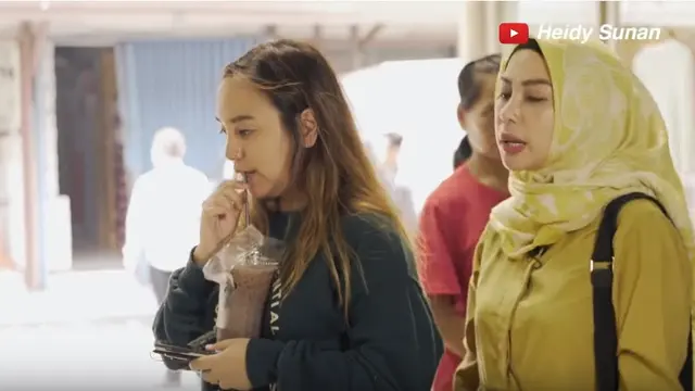 Tanpa Makeup, Ini 7 Momen Salmafina Sunan Belanja di Pasar