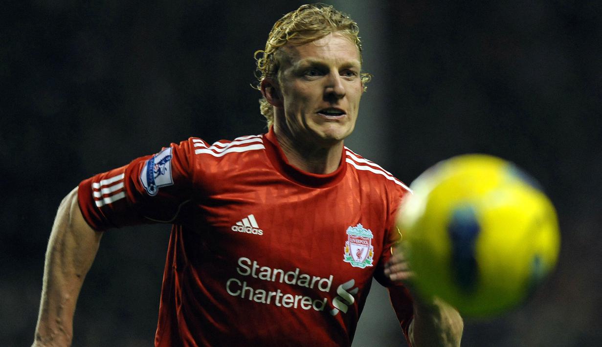 Dirk Kuyt. Sayap kanan Belanda berusia 42 tahun yang telah pensiun pada Juli 2018 bersama Quick Boys ini tercatat pernah menjadi bagian Liverpool sejak awal musim 2006/2007 hingga akhir musim 2011/2012. Ia didatangkan dari Feyenoord pada awal musim 2006/2007 dengan nilai transfer 18 juta euro. Bersama Liverpool ia total tampil dalam 285 laga di semua ajang dengan torehan 71 gol dan 43 assist. Pada awal musim 2012/2013 ia dilepas permanen ke Fenerbahce dengan nilai transfer 1 juta euro. (AFP/Paul Ellis)