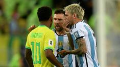 Penyerang Timnas Brasil, Rodrygo (kiri), kedapatan adu mulut dengan Pemain Timnas Argentina Lionel Messi (tengah) dan Rodrigo De Paul saat pertandingan Kualifikasi Piala Dunia 2026 Zona CONMEBOL yang berlangsung di Maracana Stadium, Rio de Janeiro, Rabu (22/11/2023) pagi WIB. (AFP/Carl De Souza)