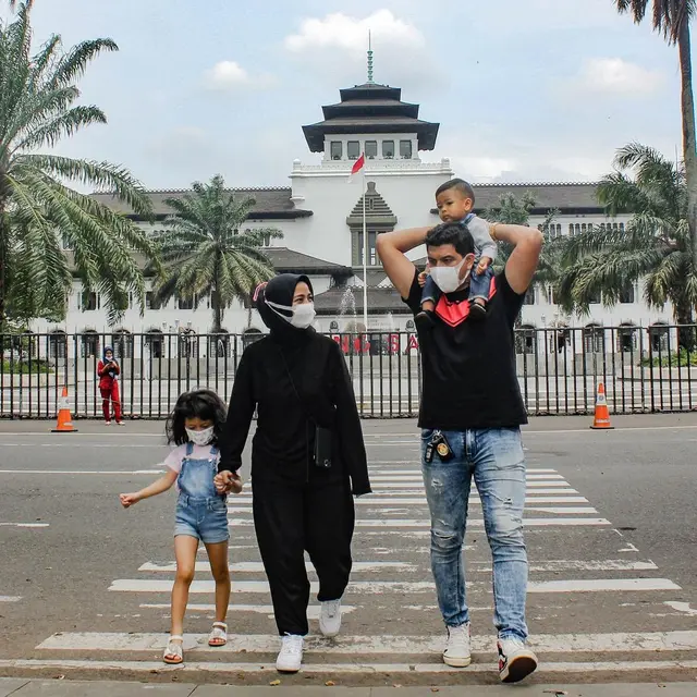 6 Momen Tantri Kotak di Bandung, dari Gedung Sate hingga Makan Mie Pinggir Jalan