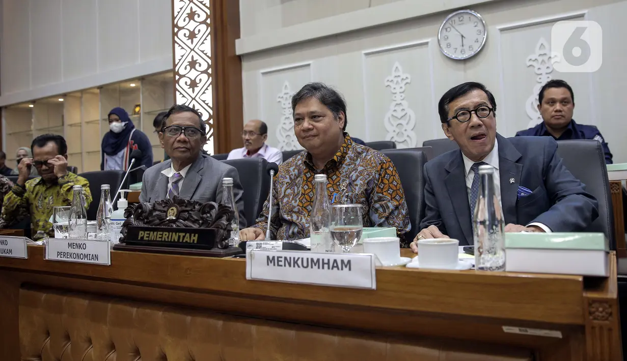 Menko Perekonomian Airlangga Hartarto (kedua kanan) bersama Menko Polhukam Mahfud MD (kedua kiri), dan Menkumham Yasonna Laoly (kanan) saat rapat dengan Baleg DPR membahas Peraturan Pemerintah Pengganti Undang-Undang (Perppu) Cipta Kerja di Kompleks Parlemen, Senayan, Jakarta, Rabu (15/2/2023). Baleg DPR menyetujui untuk membawa Perppu Cipta Keria ke Paripurna dan disahkan menjadi Undang-Undang (UU). (Liputan6.com/Faizal Fanani)
