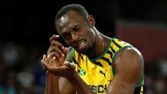 Sprinter Jamaika, Usain Bolt, berpose layaknya fotografer jelang berlomba di nomor lari 200m putra Kejuaraan Dunia Atletik 2015 di Stadion Nasional, Beijing, Tiongkok. (25/8/2015). (Reuters/Phil Noble)