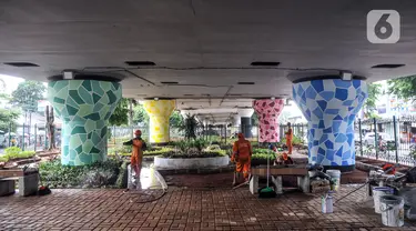 Petugas Penanganan Prasarana dan Sarana Umum (PPSU) Kelurahan Bali Mester menyelesaikan pembangunan taman bermain di kolong Flyover Kampung Melayu, Jakarta, Selasa (7/3/2023). Pembangunan taman bermain tersebut bertujuan mengubah kolong flyover yang sebelumnya terkesan seram menjadi tempat interaksi warga sekitar sekaligus penataan kawasan. (merdeka.com/Iqbal S. Nugroho)