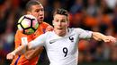 Pemain Belanda, Jeffrey Bruma (kiri), berebut bola dengan pemain Prancis, Kevin Gameiro, pada laga Grup A Kualifikasi Piala Dunia 2018 zona Eropa, di Amsterdam ArenA, Selasa (11/10/2016) dini hari WIB. (AFP/Franck Fife)
