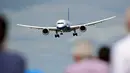 Sebuah Boeing 787-9 melakukan demo terbang saat pameran udara Farnborough di Hampshire, Inggris, (14/7/2014). (AFP PHOTO/Leon Neal)