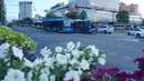 Inidahnya bunga-bunga dengan latar belakang Kota Moskow. Nama lokasi tempat saya mengambil gambar ini adalah persimpangan Jalan Garibaldi yang terletak di pusat Kota Moskow. (Bola.com/Okie Prabhowo)