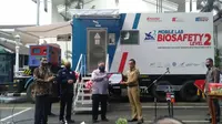 Menristek Bambang Brodjonegoro menyerahkan Mobile Lab BSL-2 kepada Wali Kota Bogor Bima Arya. (Liputan6.com/Achmad Sudarno)