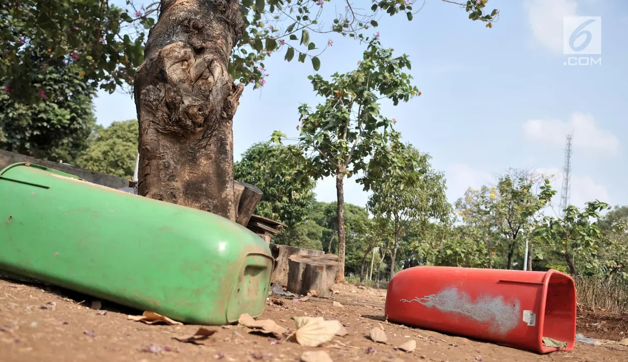 Tempat sampah terlihat di Taman Jatinegara, Jakarta, Senin (16/9/2019). Kondisi taman kota di Jakarta Timur ini memprihatinkan, terlihat dari berbagai fasilitas yang rusak akibat tidak terawat, seperti bangku, lampu, pepohonan, akses jalan, toilet, dan pagar taman. (merdeka.com/Iqbal S. Nugroho)