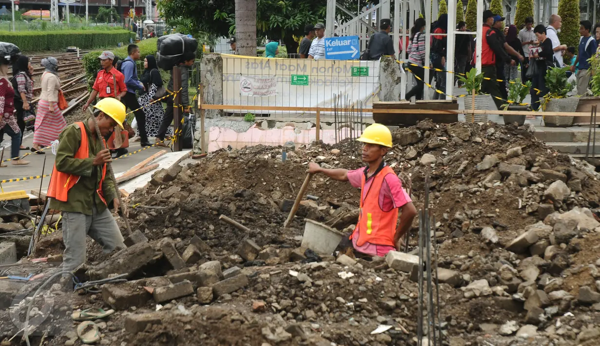Sejumlah pekerja menyelesaikan penambahan panjang peron 6 dan 7 Stasiun Bogor, Jawa Barat, Rabu (16/12/2015). Penambahan panjang peron dilakukan untuk lebih memberikan kenyamanan bagi pengguna KRL. (Liputan6.com/Helmi Fithriansyah)