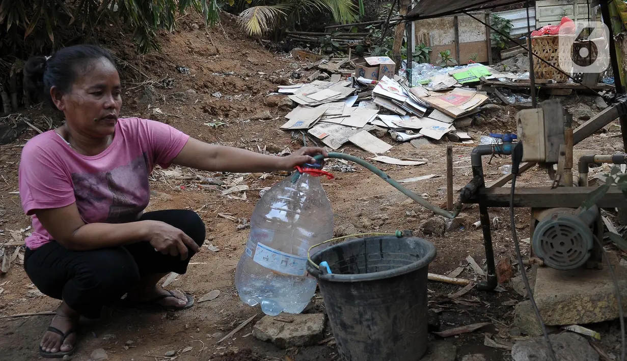 Dengan kapasitas empat ribu litera air per satu unit tangki berisi air bersih untuk warga kelurahan Gedong, Jakarta Timur. (merdeka.com/Imam Buhori)