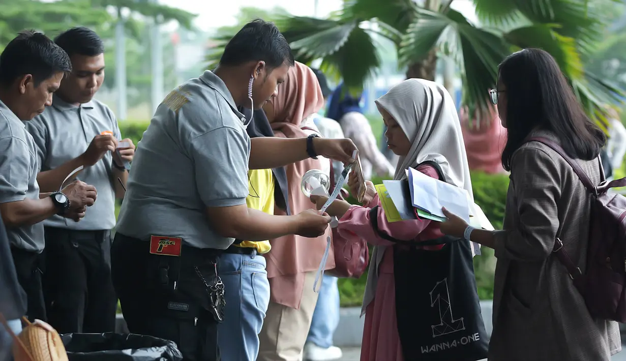 Penggemar Park Jihoon jelanng Konser digelar di ICE BSD Hall 5, Tangerang, Sabtu (15/2/2020). (Bambang E Ros/Fimela.com)