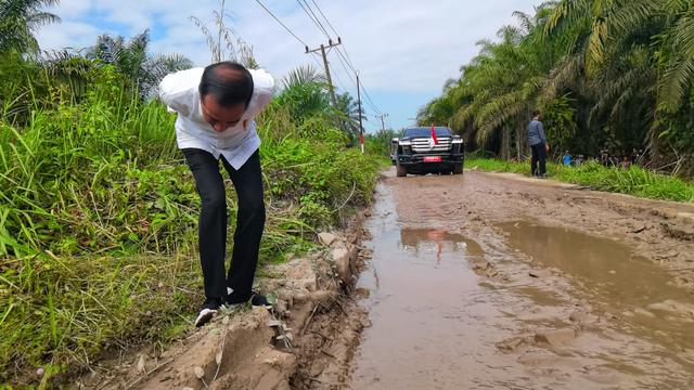 Presiden Joko Widodo atau Jokowi meninjau jalan rusak di Sumatera Utara. (Biro Pers Sekretariat Presiden/Agus Suparto)