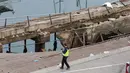 Petugas polisi mengambil foto di lokasi robohnya platform panggung dari kayu pada festival musik di tepi laut di Vigo, Spanyol, Senin (13/8). Festival musik tersebut memasuki hari kedua ketika insiden terjadi. (AP/Lalo R. Villar)