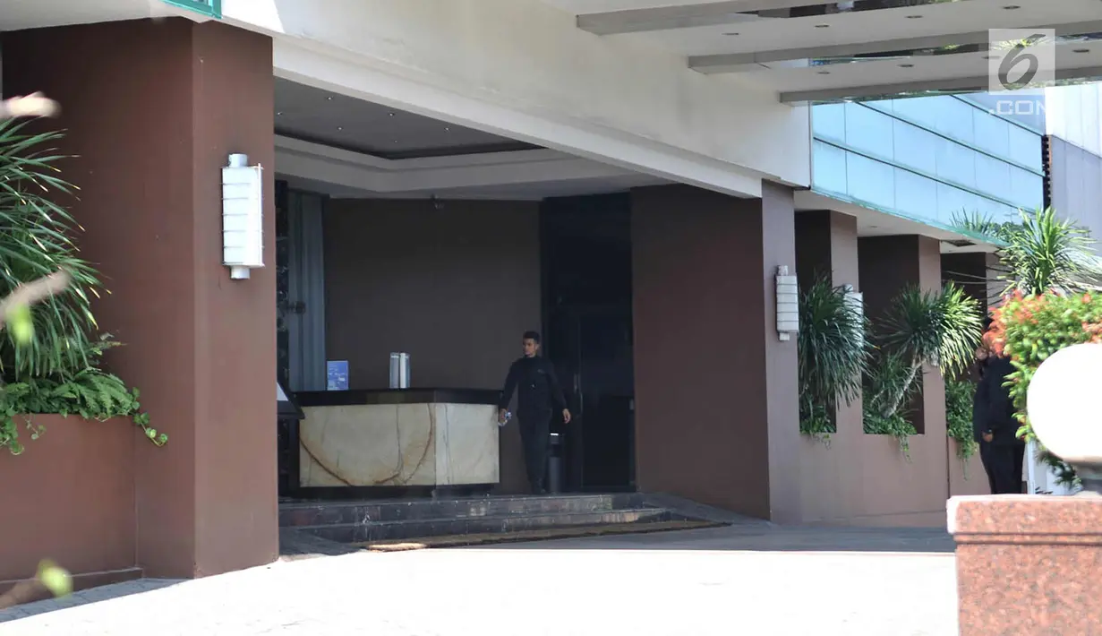 Petugas keamanan berjaga di depan Hotel Alexis, Jakarta, Rabu (28/3). Penutupan disebabkan oleh sejumlah pelanggaran yang ditemui Pemprov DKI Jakarta, antara lain pemeriksaan, praktik prostitusi, dan perdagangan manusia. (Merdeka.com/Iqbal S. Nugroho)