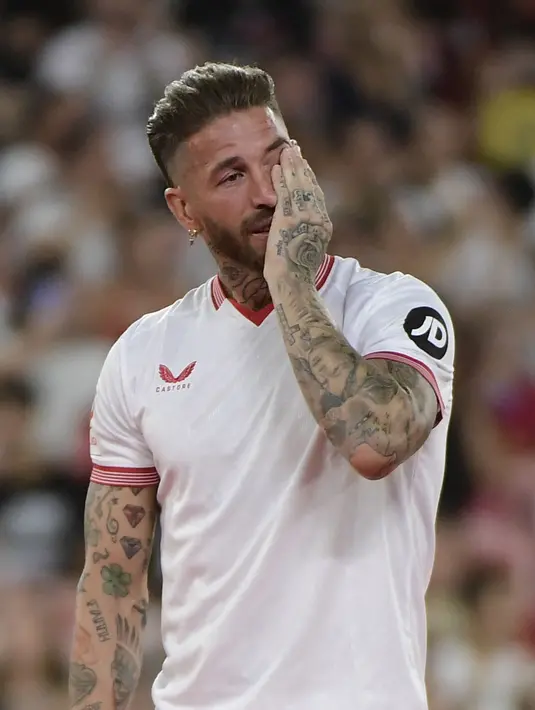 Sergio Ramos mengusap air matanya saat perkenalan pemain baru Sevilla yang berlangsung di Stadion Ramon Sanchez Pizjuan, Sevilla, Rabu (06/09/2023) waktu setempat. Ramos juga sempat mendapatkan tawaran dari klub Arab Saudi, namun hal tersebut tak pernah terjadi. (AFP/Cristina Quicler)