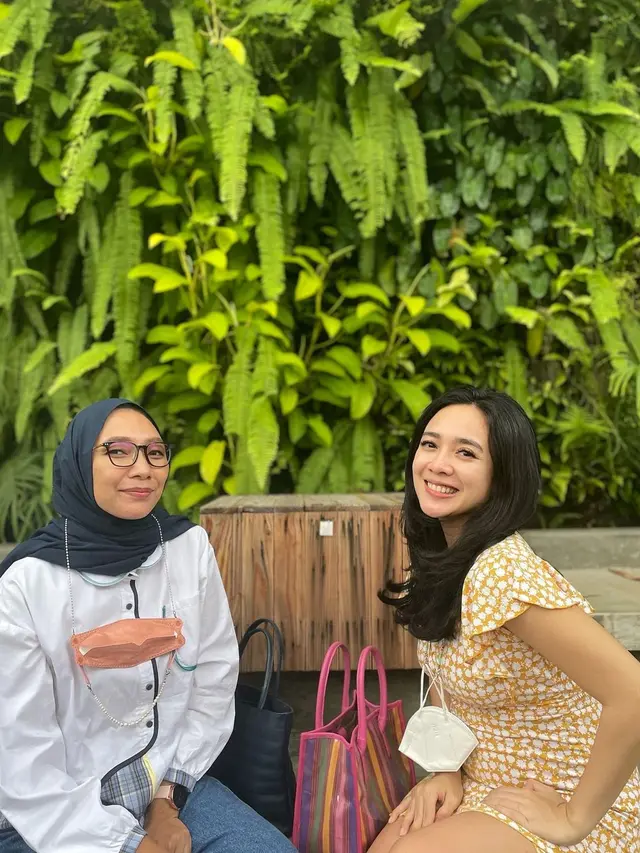 Hamil Usai 12 Tahun Nikah, Ini 6 Potret Dea Ananda Pamer Baby Bump