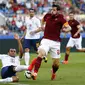 Penyerang AS Roma, Mattia Destro (kanan), mencoba menghindari tackling Rafael Marquez (Hellas Verona) saat berlaga dilanjutan Serie A Italia di Stadion Olimpiade, Roma (27/9/2014). AS Roma unggul dua gol atas Hellas Verona. (REUTERS/Tony Gentile)