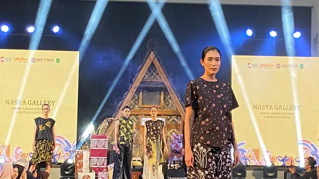 Peragaan busana batik fractal karya di Gedung Juang 45 Kota Sukabumi (Liputan6.com/Istimewa).