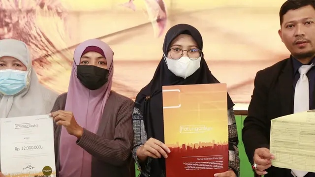 Dua wanita yang mengaku sebagai korban investasi patungan usaha saat menggelar jumpa pers, Sabtu (11/9/2021)