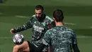 Pemain Real Madrid Karim Benzema memainkan bola saat menjalani sesi latihan di kompleks latihan Ciudad Real Madrid, Valdebebas, Madrid, Spanyol, 14 Maret 2023. Real Madrid akan menghadapi Liverpool pada pertandingan sepak bola leg kedua babak 16 besar Liga Champions. (PIERRE-PHILIPPE MARCOU/AFP)