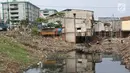 Petugas membersihkan sampah yang memenuhi aliran Kali Gendong di kawasan Penjaringan, Jakarta, Senin (3/12). Penumpukan sampah akibat tidak tersedianya tempat pembuangan. (Liputan6.com/Immanuel Antonius)