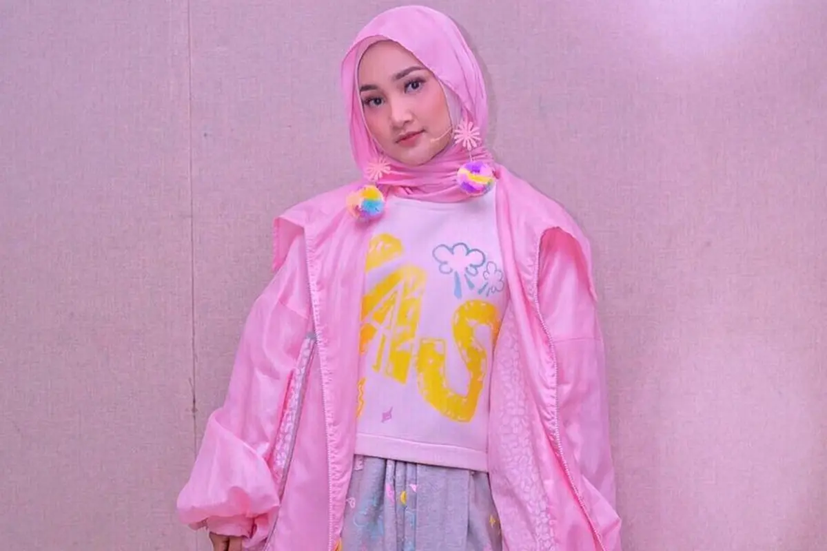 FOTO: Gaya Fashion Fatin Shidqia yang Modis dan Colorfull
