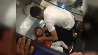 Sebuah video yang tengah viral menunjukkan rambut seorang bocah perempuan terjebak di eskalator pusat perbelanjaan (Facebook/Online News Today)
