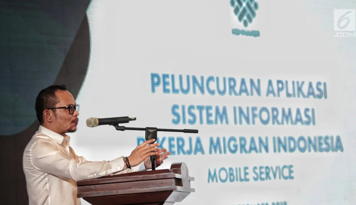 Menaker Hanif Dhakiri memberi sambutan saat peluncuran Aplikasi SIPMI, Jakarta, Kamis (27/12). Aplikasi ini dirancang untuk memudahkan pekerja migran Indonesia untuk mengakses layanan prosedural dan informasi resmi pemerintah. (Liputan6.com/Faizal Fanani)
