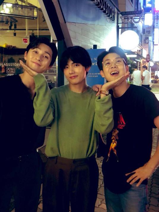 V BTS mengunggah foto dirinya bersama aktor Park Seo Joon dan Choi Woo Shik. Foto ini diambil setelah ia menghadiri premiere VIP film bertajuk ‘The Divine Fury’ pada 30 Juli yang dibintangi Park Seo Joon dan penampilan cameo dari Choi Woo Shik. (Liputan6.com/Twitter/@BTS_twt)