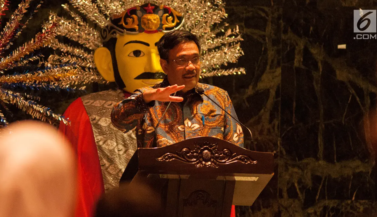 PLT Gubernur DKI Jakarta Djarot Saiful Hidayat memberi keterangan saat undian Rusunawa di Balai Kota, Jakarta, Senin (26/5). Selain itu undian juga diprioritaskan untuk warga lansia dan lansia veteran. (Liputan6.com/Gempur M Surya)