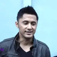 Pasangan Hengky Kurniawan dan Sonya Fatmala baru saja dikaruniai bayi perempuan. Lucunya, sang istri senang berbagi kebahagiaan dengan memposting foto Shakila Azzahra Kurniawan di akun instagram yang ia buat khusus Shakila.