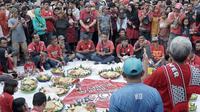 Acara tumpengan yang dilakukan kelompok suporter Persis, Pasoepati, pada hari jadi ke-20 tahun. (Bola.com/Vincentius Atmaja)