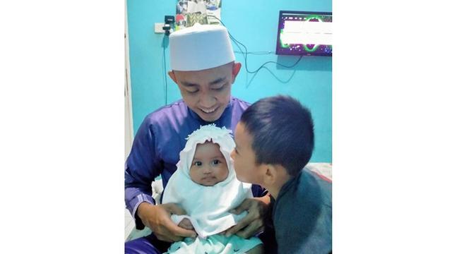 5 Momen Gelandang Persebaya Rendi Irwan Urus Anak, Ayah Idaman