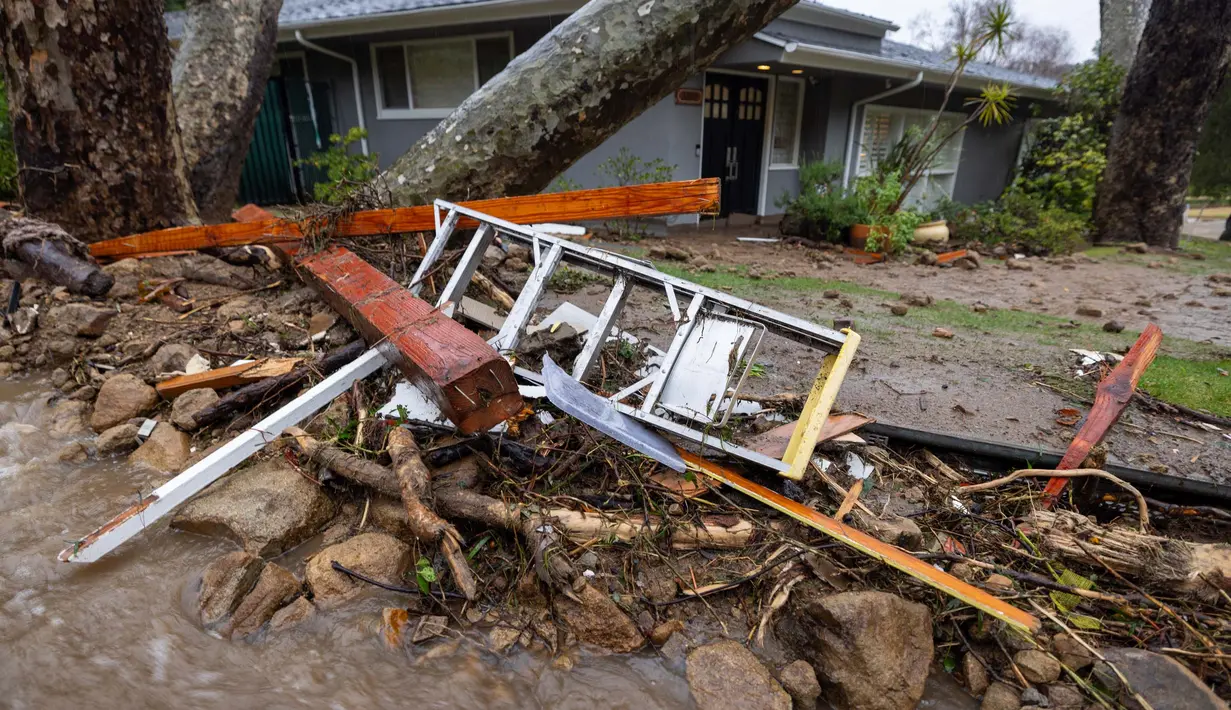 Sebagian besar wilayah negara bagian California, Amerika Serikat terendam banjir pada hari Senin (5/2/2024) dan ratusan ribu orang tidak mendapatkan aliran listrik setelah badai berbahaya membawa hujan lebat dan memicu keadaan darurat. (DAVID MCNEW/AFP)